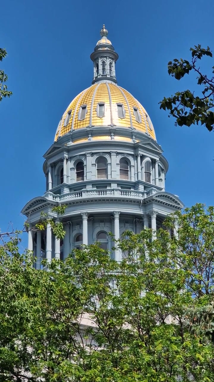 Cúpula Dourada do Edifício do Capitólio Estadual do Colorado em um dia ensolarado, Denver EUA, Vista Vertical.