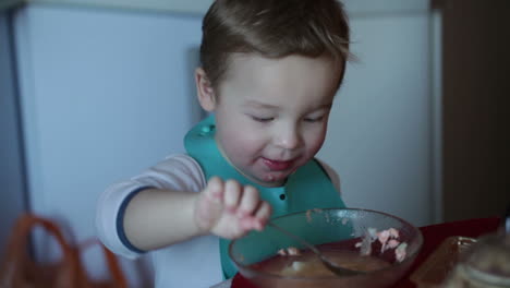 Niño-De-Dos-Años-Está-Comiendo-Sopa-De-Pescado-Del-Plato-Clip-Dos