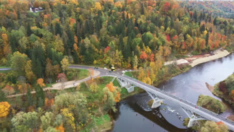 Vista-Aérea-Del-Puente-Sigulda-Y-El-Teleférico-Sobre-El-Río-Gauja-Durante-La-Temporada-Dorada-De-Otoño-En-Letonia