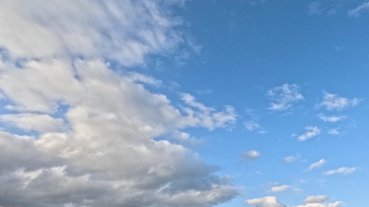 nubes que se mueven sobre el río en edimburgo