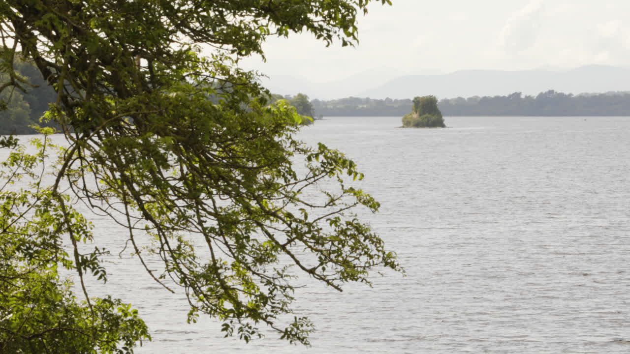 킬라니 타운, 카운티 케리, 아일랜드 근처 낮 동안 킬라니 국립공원의 평화로운 호수