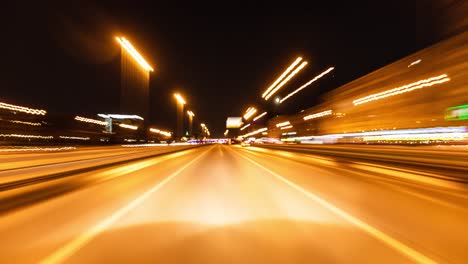 Timelapses-De-La-Ciudad-Nocturna.-El-Tráfico-En-Las-Carreteras-De-Moscú-De-Noche-Es-Una-Vista-En-Primera-Persona.