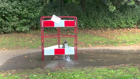 Tubería-De-Agua-Surgió-Una-Fuga-Y-Esperando-Ser-Reparada