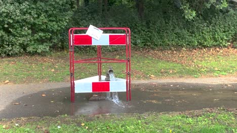 tubería de agua surgió una fuga y esperando ser reparada