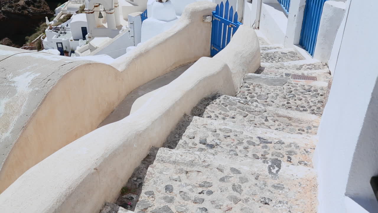 inclínate hacia una iglesia ortodoxa griega en la isla griega de santorini 2