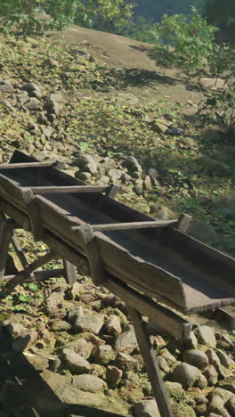 viejo canal de madera en un paisaje rocoso