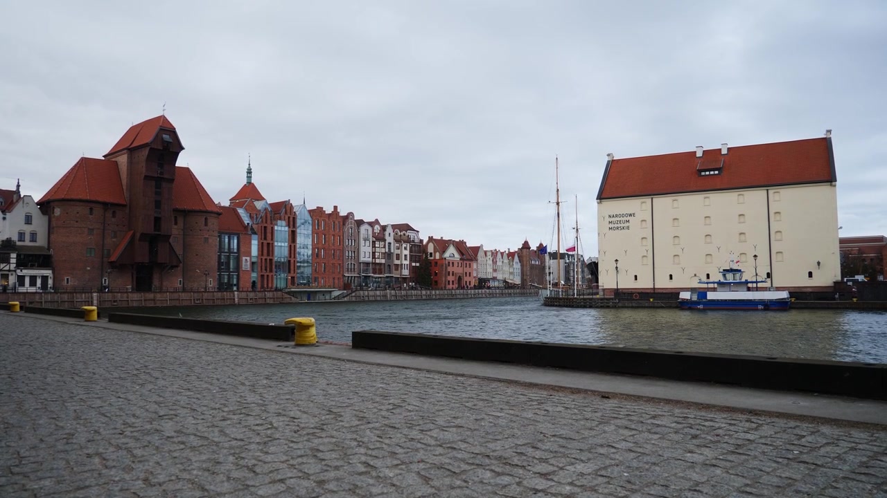 Den gamle kanalkran og Nationalmuseet for Søfart i Gdańsk, Polen.
