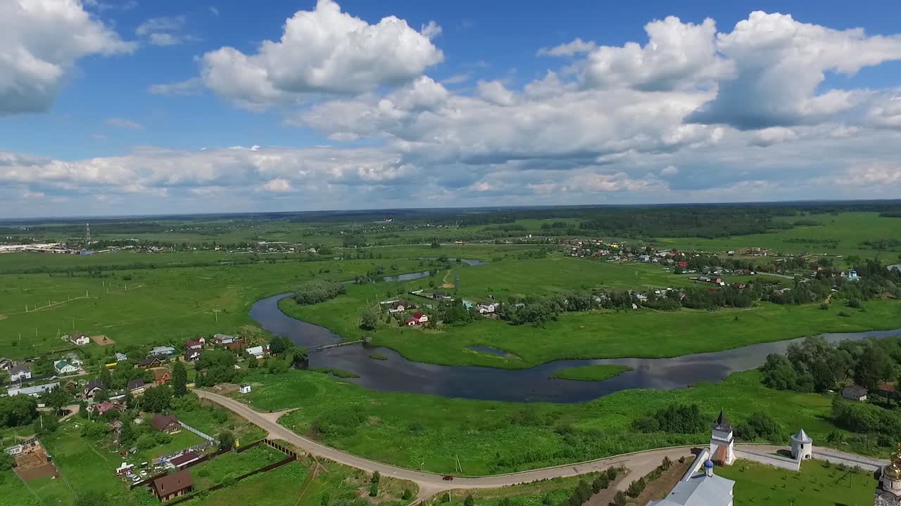 강 근처 에 있는 러시아 마을 의 공중 사진