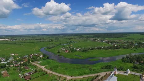 vista aérea de una aldea rusa junto a un río