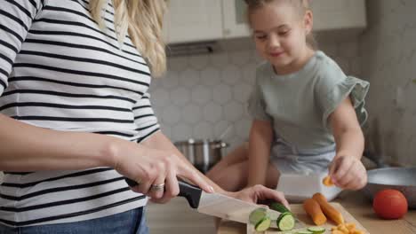 Video-De-Madre-E-Hija-Preparando-La-Cena.