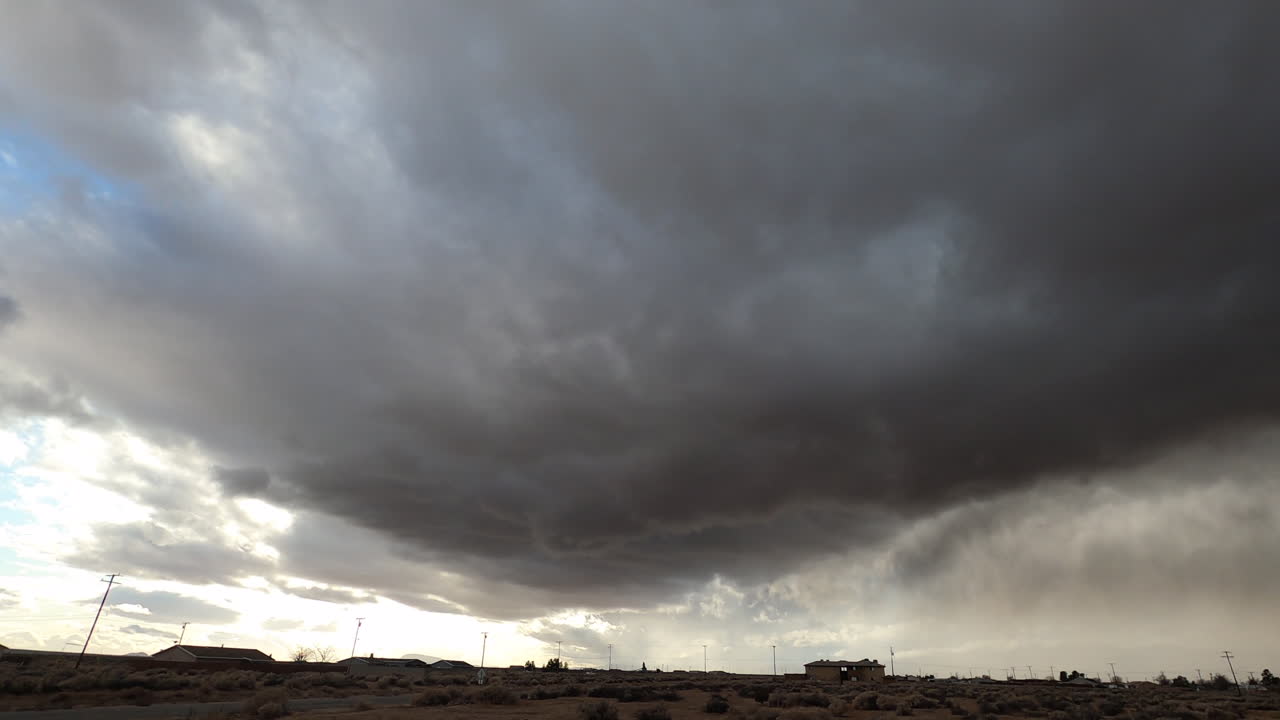 Mørkegrå stormskyer driver hen over Californiens ørken, Tidsforløb.