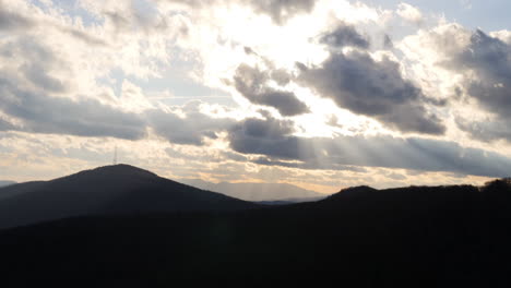 Zeitraffer,-Wenn-Die-Sonne-Mit-Dem-Berg-Mitchell-Im-Fernen-Hintergrund-Untergeht