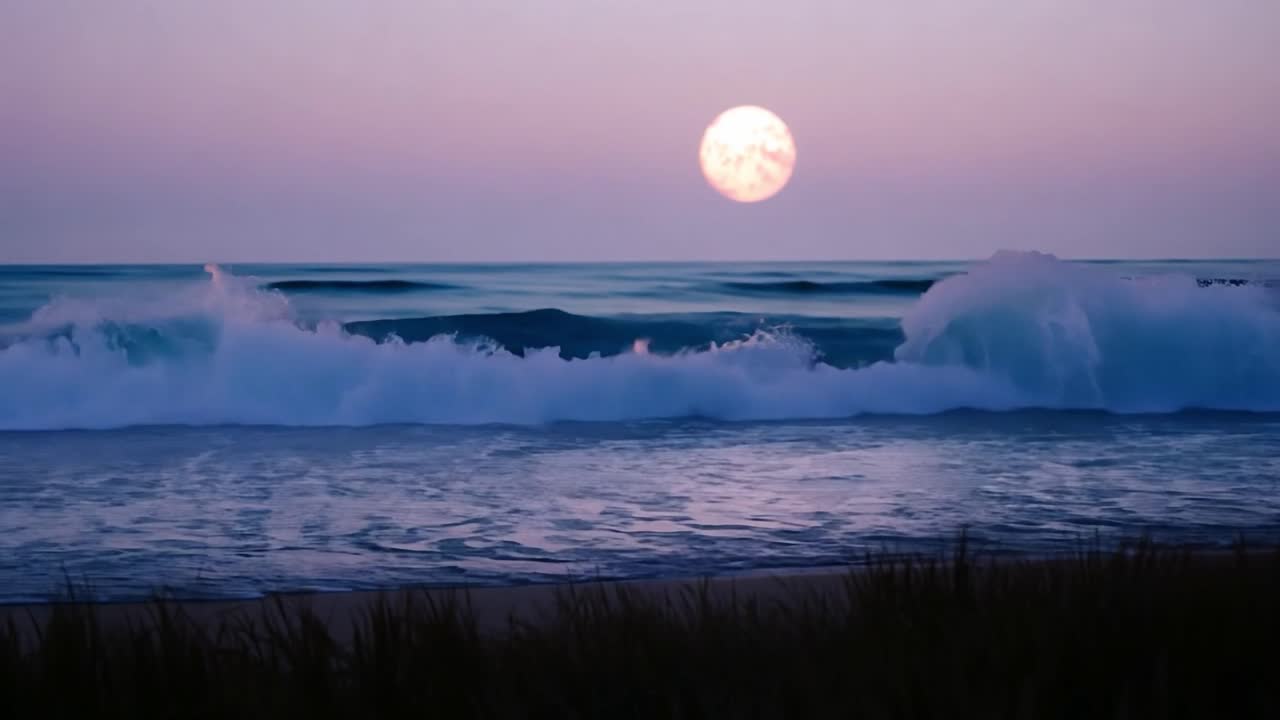 las olas se estrellan suavemente contra una playa tranquila bajo una luna llena brillante. la escena serena del océano crea una atmósfera tranquila y pacífica