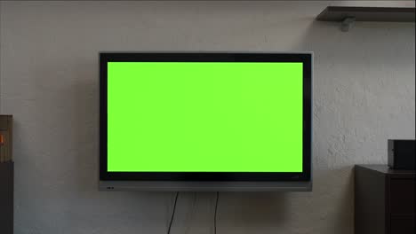 televisor montado en la pared con pantalla verde