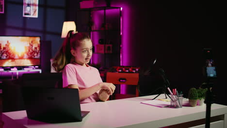 niña de la generación z grabando un video para la plataforma de redes sociales, hablando de su día