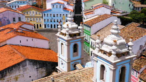 Vista-Aérea-De-Las-Casas-En-El-Barrio-De-Pelourinho-Y-El-Mar-Al-Fondo,-Salvador,-Bahía,-Brasil.