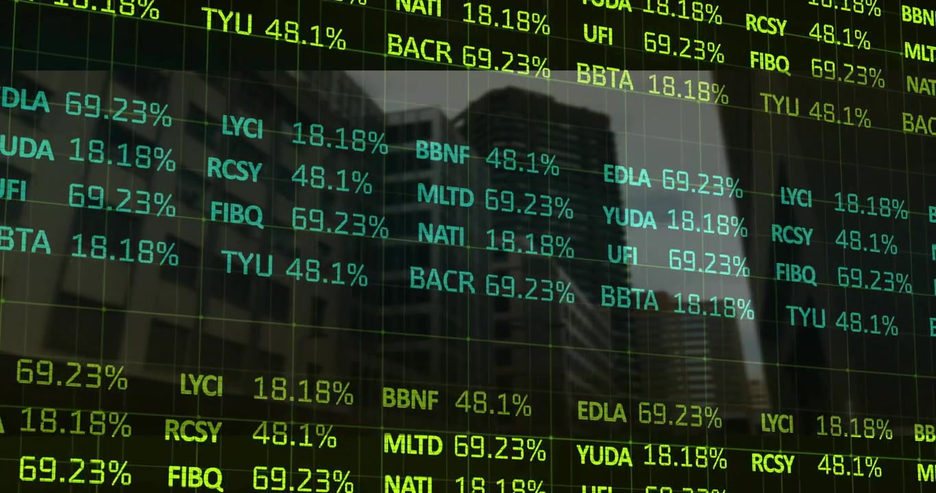 Dati digitali del mercato azionario che scorrono sopra gli edifici della città.