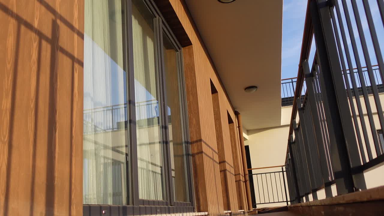 casa moderna con un exterior de madera y balcón