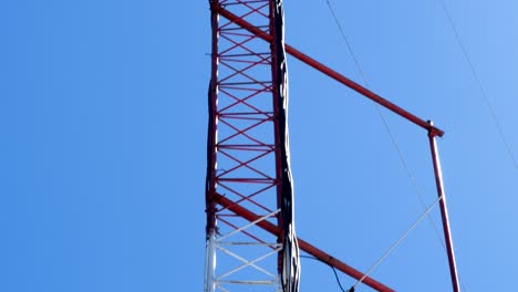 tiro inclinado hacia arriba de la estación de radio fm del transmisor de la torre