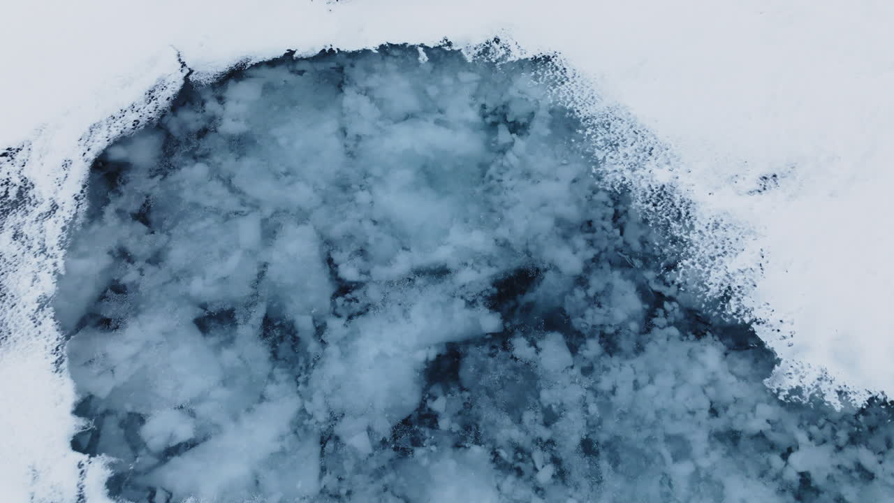 드론 촬영은 미시간 호수의 얼어붙은 얼음 근처에서 시작하여 큰 얼음 을 보여주기 위해 날아갑니다.