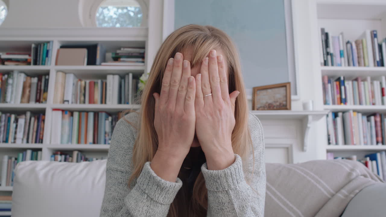 아름다운 젊은 여성이 집에서 웹캠을 사용하여 비디오 채팅을하고 아기를 향해 손을 흔들며 라이프 스타일을 공유하는 어머니는 수평 화면에서 온라인 연결을 즐기고 있습니다 4k 영상