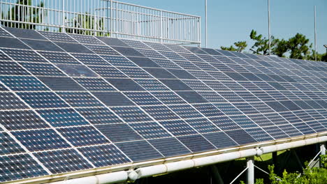 Grandes-Células-De-Paneles-Solares-Sobre-Estructura-Metálica-De-Tierra-En-El-País-De-Gunsan,-Corea-Del-Sur.