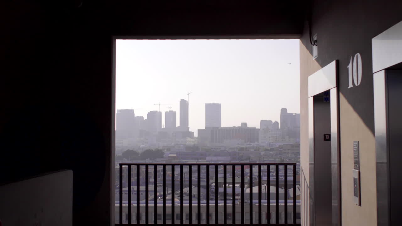 발코니 에서 도시 풍경 을 볼 수 있다