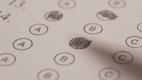 cambiando la respuesta cruzándola y seleccionando otra