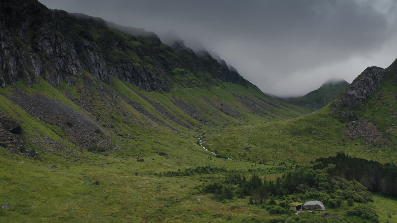 Lofotens landskap fra luften