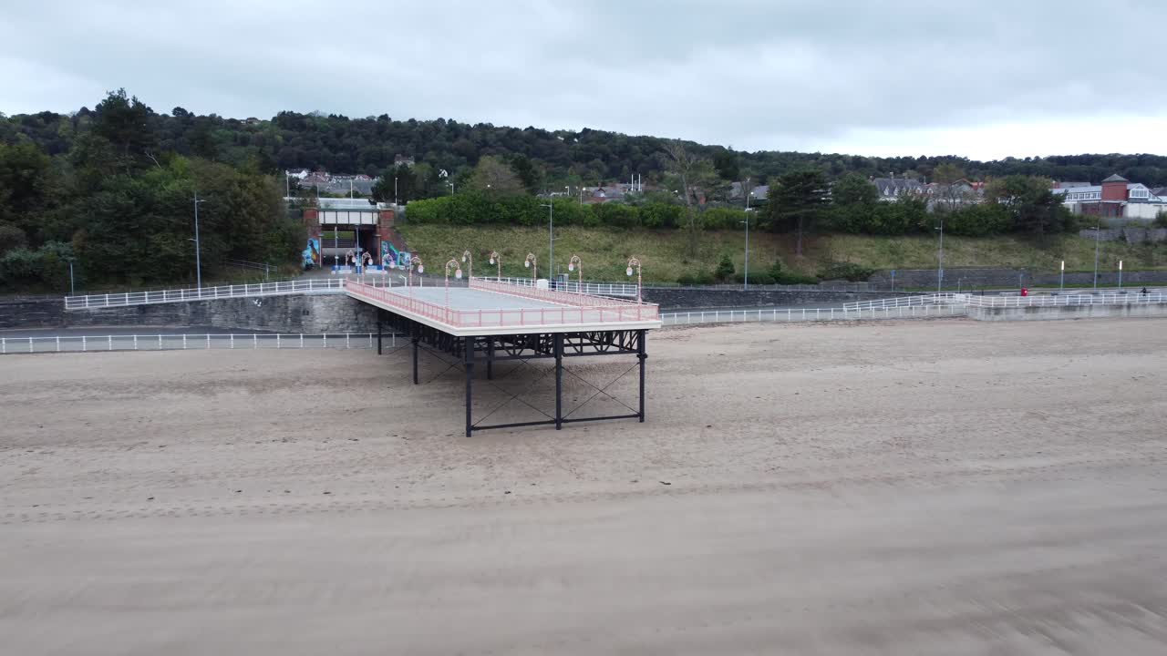 콜윈 베이 웨일스 해변 마을 교각 산책로 조감도 변덕스러운 흐린 모래 썰물 해변 상승 푸시 인