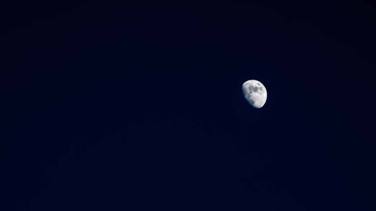timelapse com a lua se movendo entre as nuvens