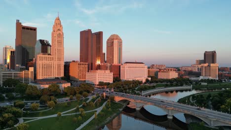 Pan-De-Horizonte-De-La-Ciudad-De-La-Hora-Dorada-Aérea-Con-Tráfico---Columbus,-Ohio