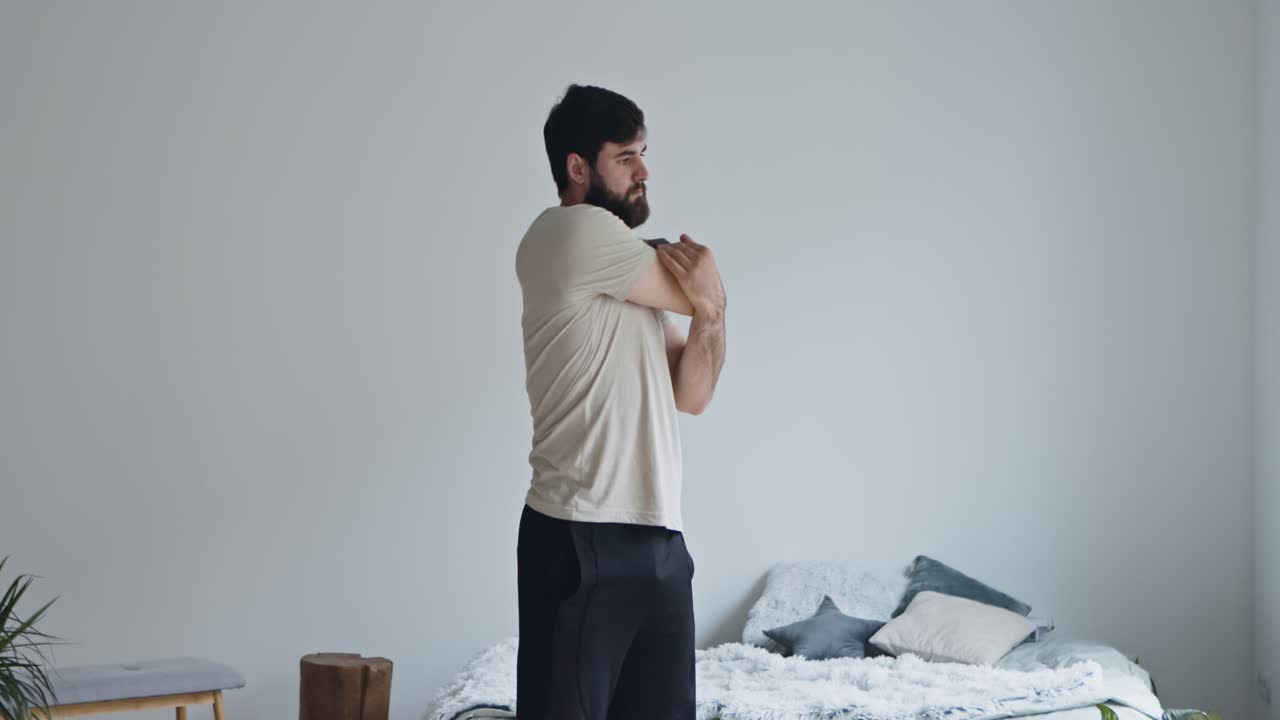 hombre estirándose en el dormitorio