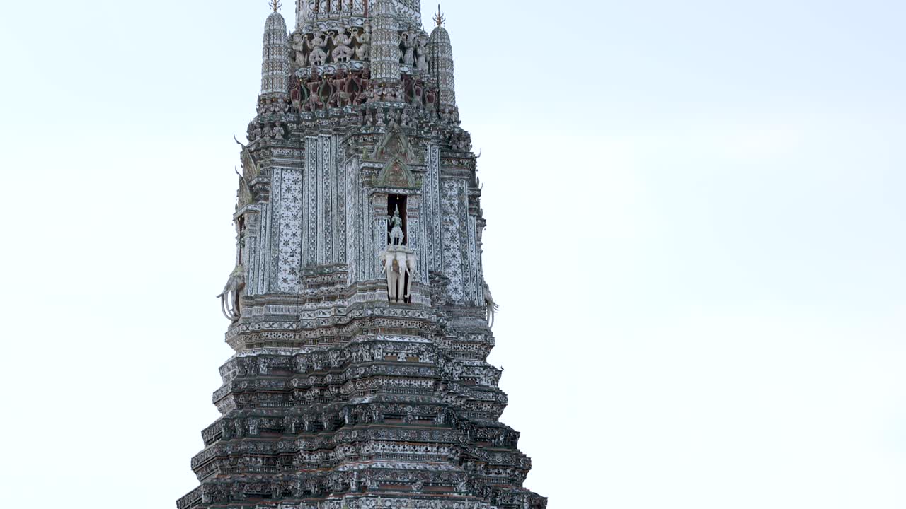 el templo de wat arun con pájaros volando alrededor