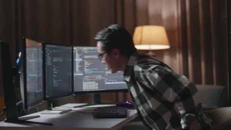 programador trabajando hasta tarde en la noche