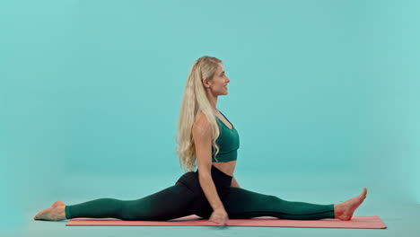 Fitness,-Frau-Und-Yoga-Splits,-Die-Den-Körper-Dehnen