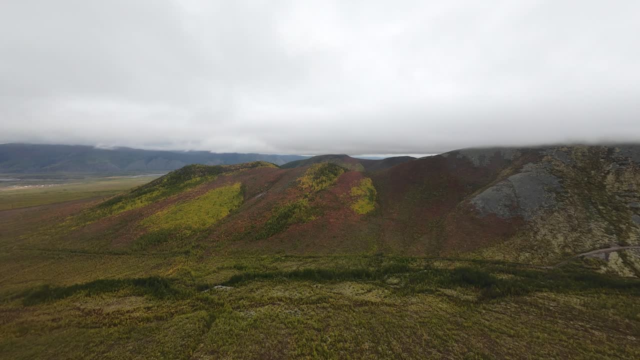 야쿠티아의 야생의 놀라운 변신을 목격하십시오. 가을의 색이 언덕을 칠합니다.