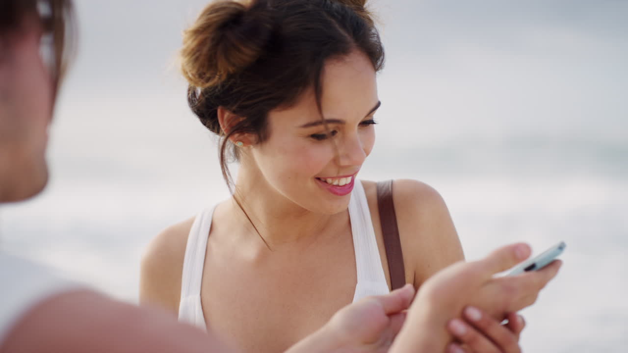 해변 여름에 커플, 유대감과 전화 사진