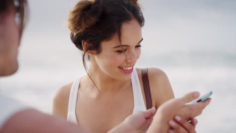 pareja, vínculo y foto de teléfono en la playa de verano