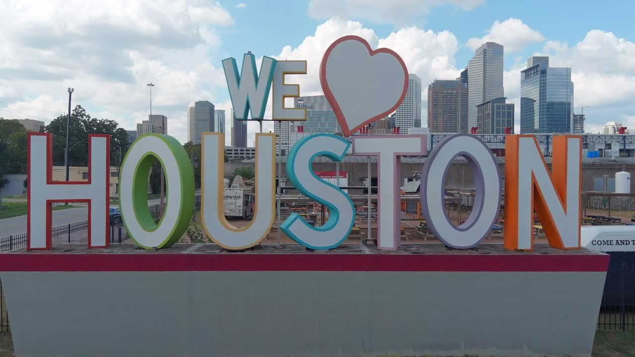 휴스턴 시내 근처에 위치한 we love houston 표지판