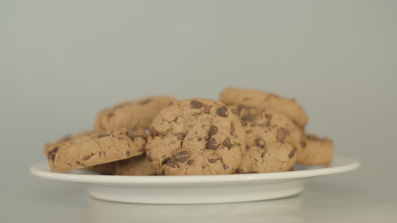 흰색 접시에 초콜릿 칩 쿠키 더미 - 돌리 오른쪽