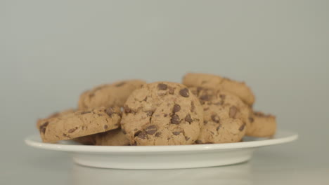 montón de galletas con trocitos de chocolate en un plato blanco - dolly derecha