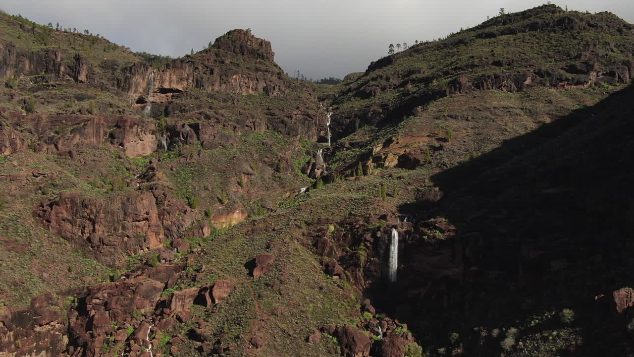 fantástica toma aérea de cascadas causadas por las fuertes lluvias del ciclón hermine en la isla de gran canaria recientemente