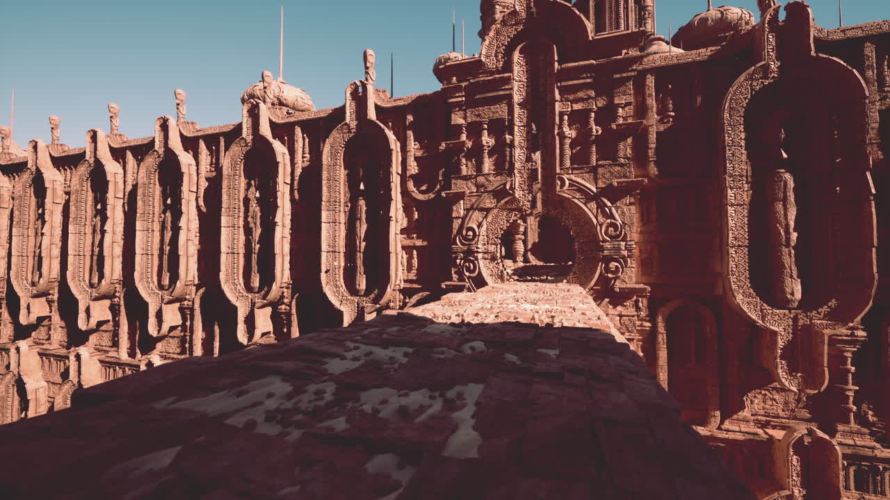 un arco de piedra que conduce a una ciudad desierta