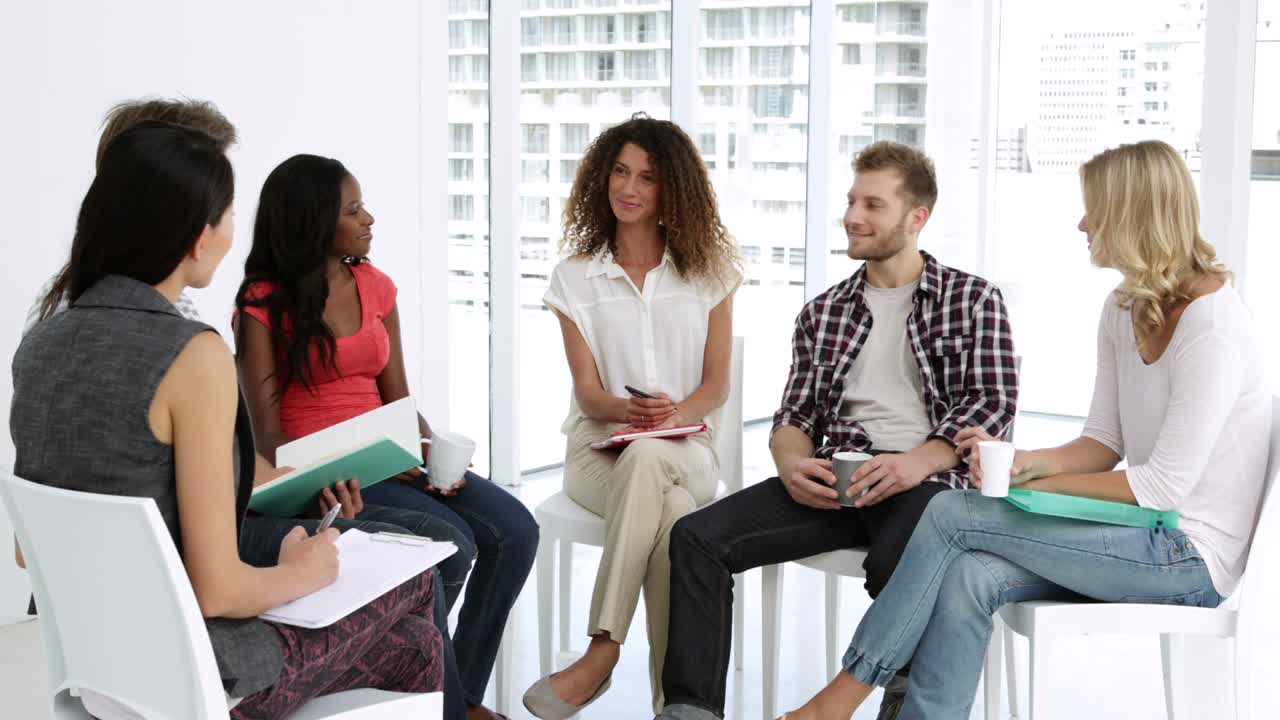 psicólogo alegre líder de un grupo de personas