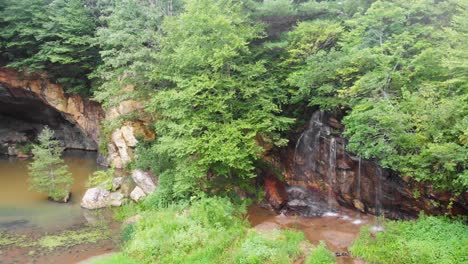 4K-Drohnenvideo-Von-Höhle-Und-Wasserfall-Im-Smaragddorf-In-Der-Nähe-Der-Kleinen-Schweiz,-NC-Am-Sommertag