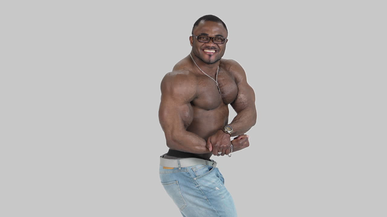 Modello maschile africano in posa a torso nudo. Bodybuilder maschio africano in posa da bodybuilding.