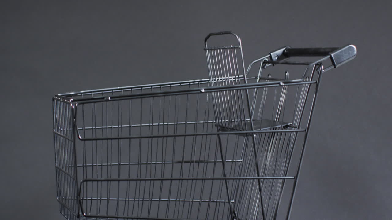 회색 배경 위 에 복사 공간 을 가진 쇼핑 트롤리 의 비디오