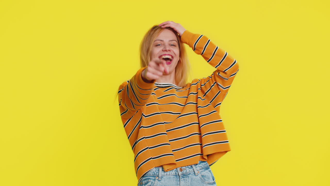 Divertimento sorridente allegra donna che ride ad alta voce divertente ridicolo scherzo aneddoto bullismo abuso