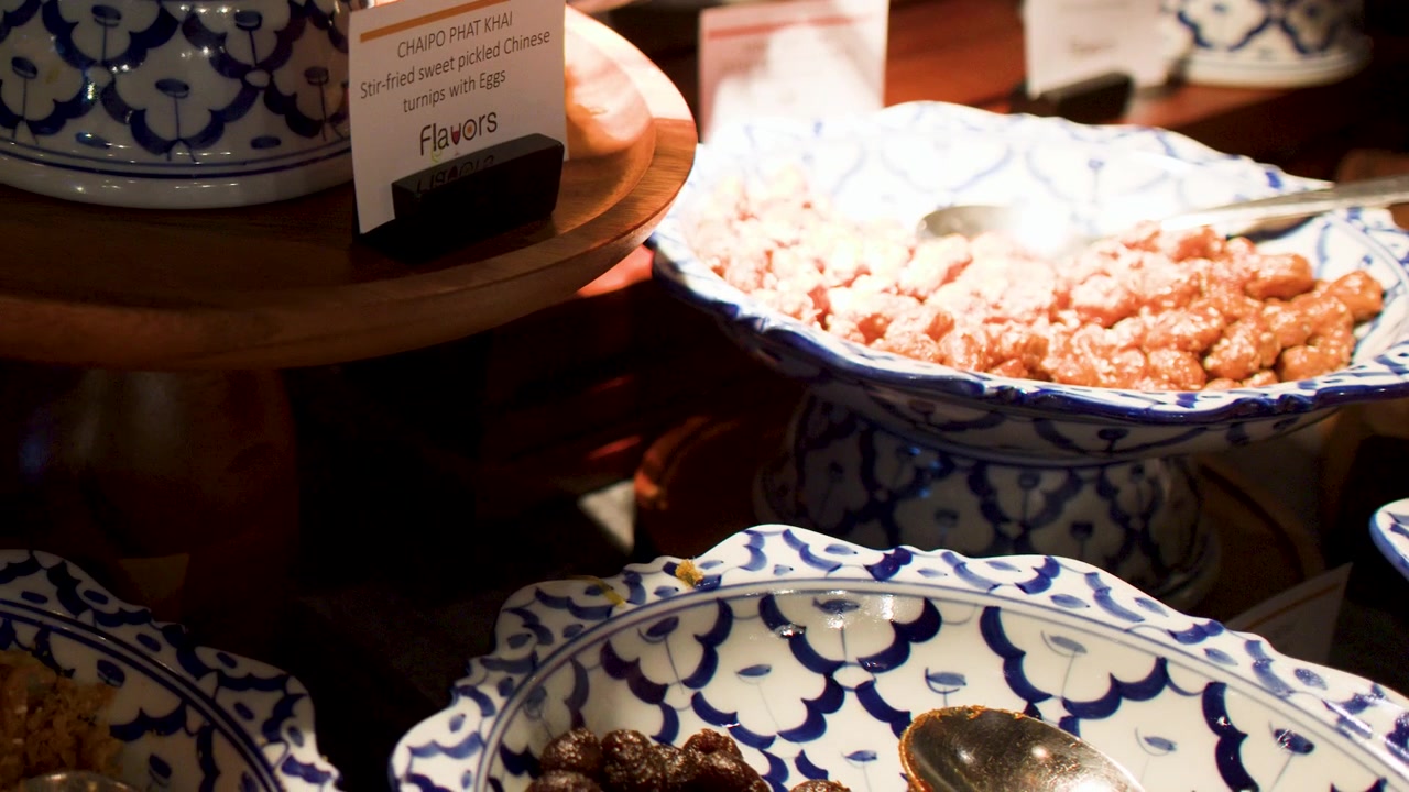 Buffet di cibo tradizionale thailandese con ghirlande decorative e piatti